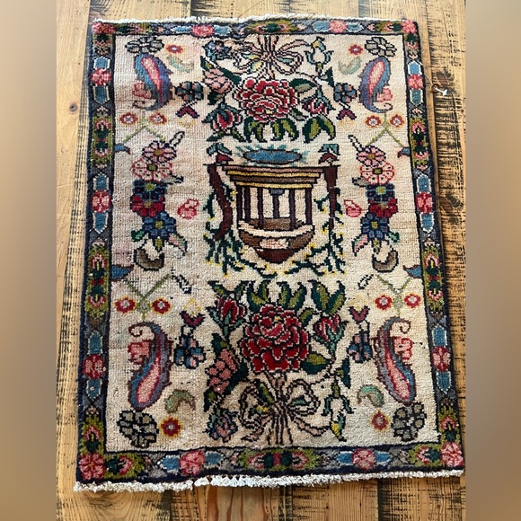 Beautiful Vintage Rug - Picture 3 of 9